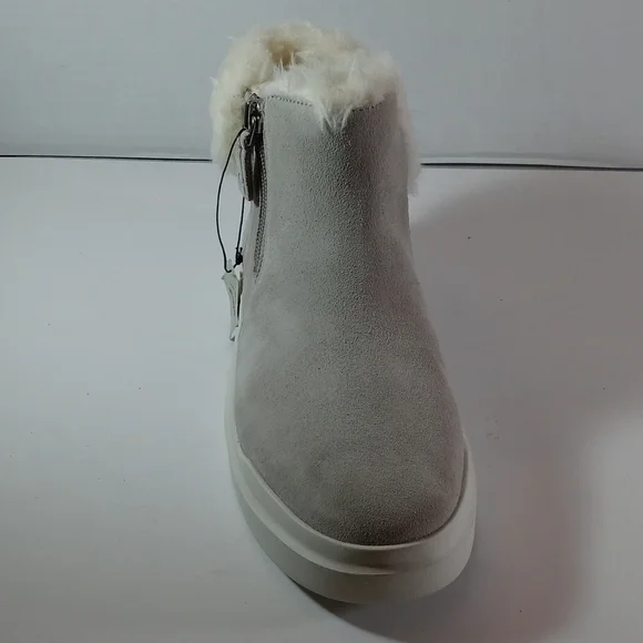 Boot - Picture 2 of 7